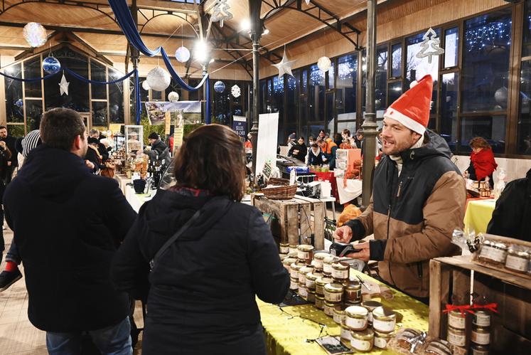 Les producteurs ont fait découvrir et déguster leurs produits locaux aux nombreux passants pour le plus grand plaisir de leurs papilles. 