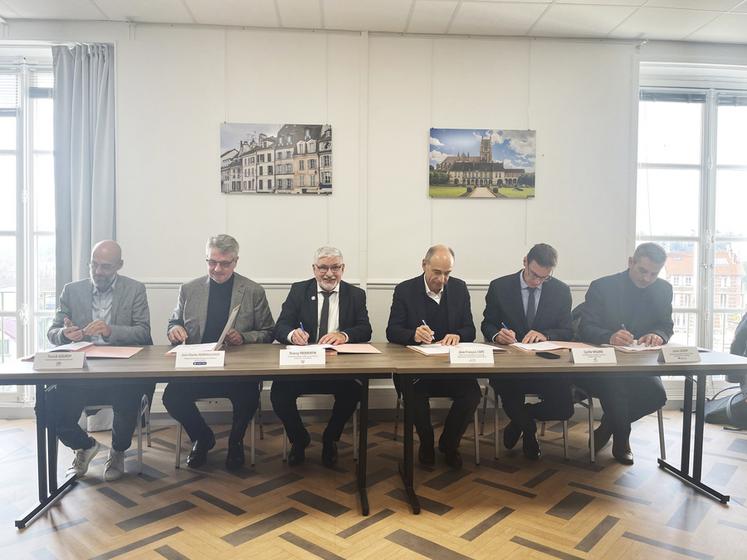 Meaux, vendredi 1er décembre. Cyrille Milard, vice-président de la chambre d'Agriculture de région Île-de-France, Jean-Charles Herrenschmidt, président de la CCI Seine-et-Marne, Jean-François Copé, président de la communauté d'agglomération Pays de Meaux, et Thierry Fromentin, président de la CMA 77, figurent parmi les signataires de la convention.