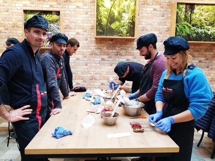 Les JA mettent la main à la pâte pour confectionner des sucettes, à la Chocolaterie Alex-Olivier.  