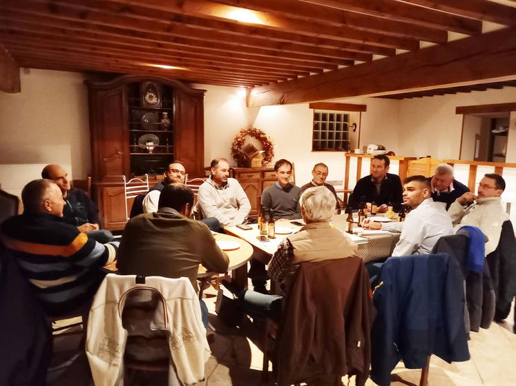 Frémécourt (95), le 14 décembre. Les membres du CA Vexin en réunion.