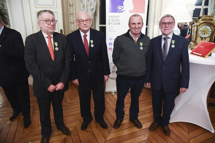 Mardi 19 décembre, à Chartres. Quatre Euréliens ont été élevés au rang de chevaliers dans l'ordre du Mérite agricole : Pascal Teilleux, Claude de Felcourt, Jean-Pierre Moreau et Paul-Henri Doublier (de g. à d.).