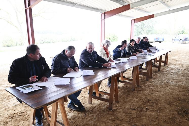 Mercredi 8 novembre à Prunay-Cassereau. Les onze acteurs étaient présents pour la signature du nouveau contrat territorial du bassin versant de la Brenne pour 2023 - 2025,