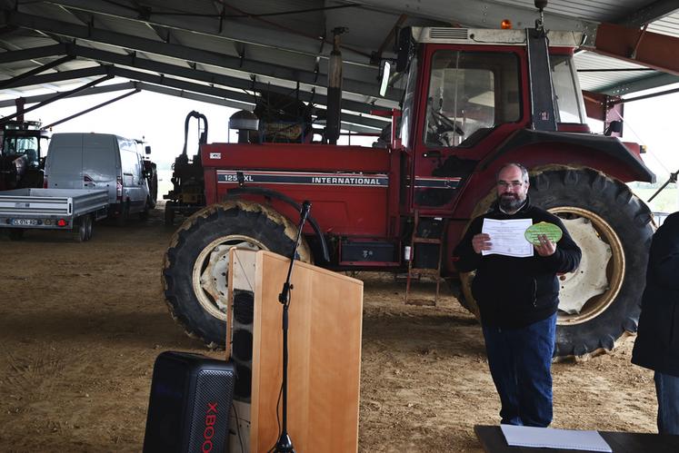 Sébastien Housseau, éleveur et gérant de l'exploitation Tartifume à Prunay-Cassereau a reçu le premier prix d’équilibre agroécologique local (pré-sélection) le jour de la signature du contrat territorial de la Brenne. 