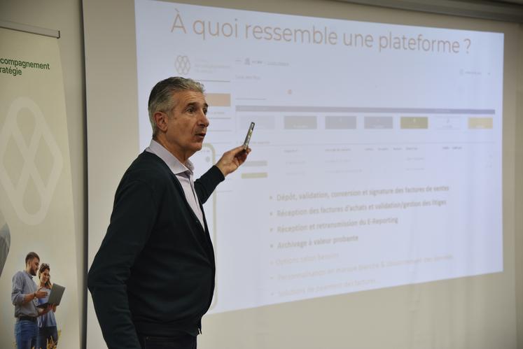 A Étampes (Essonne), le 18 décembre, Stéphane Vignau expose les enjeux de la réforme de la facture électronique.