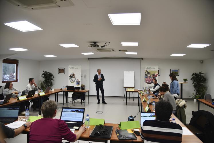 Les participants à la réunion d'information du Caerif sur la facturation électronique.