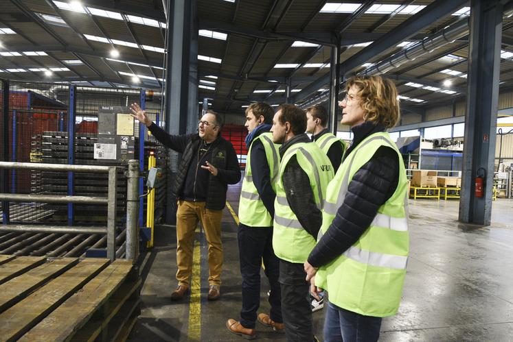 Le 12 décembre, à Escrennes. Par petits groupes, les éleveurs laitiers ont visité l'usine Jourdain, accompagnés par un salarié de l'entreprise.