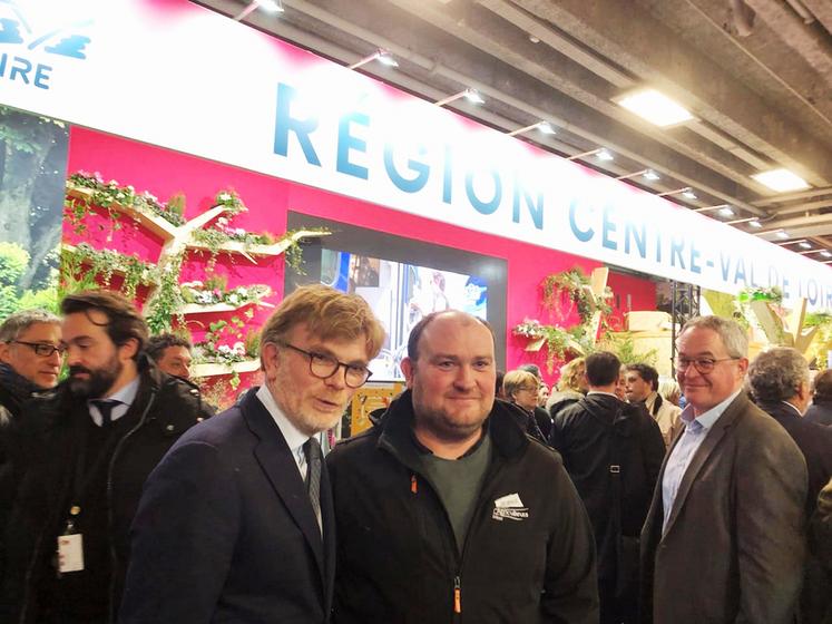 Gabriel Beaulieu, président de Jeunes agriculteurs Loiret avec le ministre de l'Agriculture Marc Fesneau lors sur Salon de l'agriculture. 