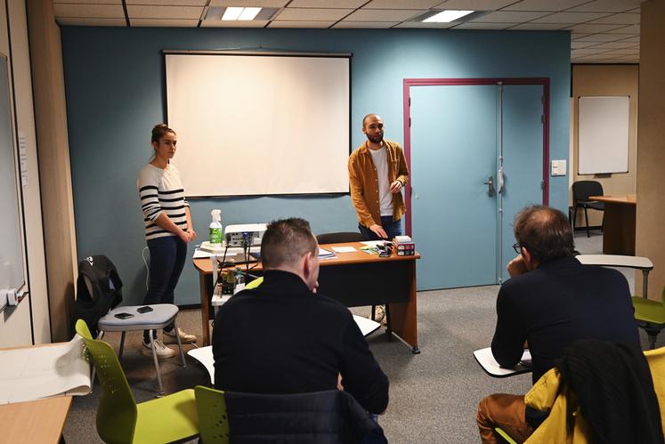 Vendredi 8 décembre, à Blois. Chloé Cuinier, conseillère grandes cultures de la chambre d'Agriculture, et Maxime Chamblet, conseiller spécialisé innovation filières, ont présenté la filière chanvre à une dizaine d'agriculteurs intéressés.