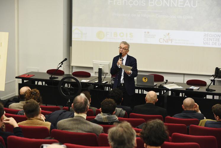 Le 20 décembre, à Ingré. François Bonneau, président de la Région, a présenté la stratégie mise en place par les acteurs de la filière bois-forêt.