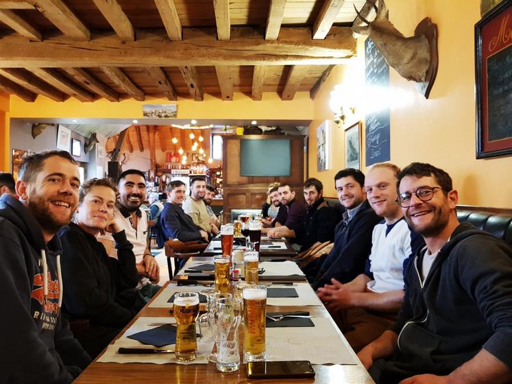 Vendredi 22 décembre, à Tigy. L'équipe du canton JA de Jargeau/Châteauneuf-sur-Loire a partagé un repas au restaurant à l'occasion de son assemblée générale.