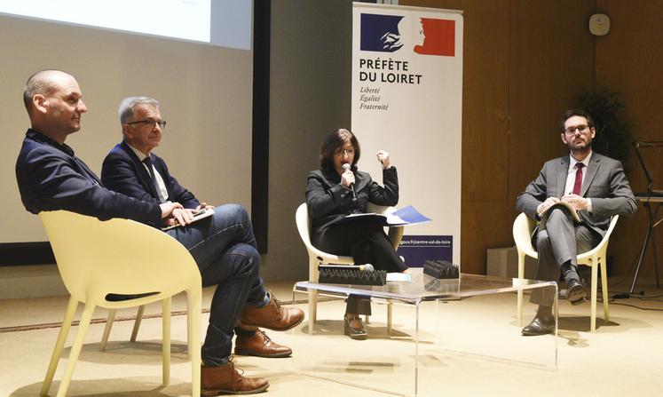 Lundi 8 janvier, à Orléans. De g. à d. : Jérémie Godet, vice-président du conseil régional, François Bonneau, président de la Région, Sophie Brocas, préfète de la région et du Loiret, et Florian Lewis, directeur adjoint de la Dreal, ont présenté les méthodes de travail de la COP départementale.