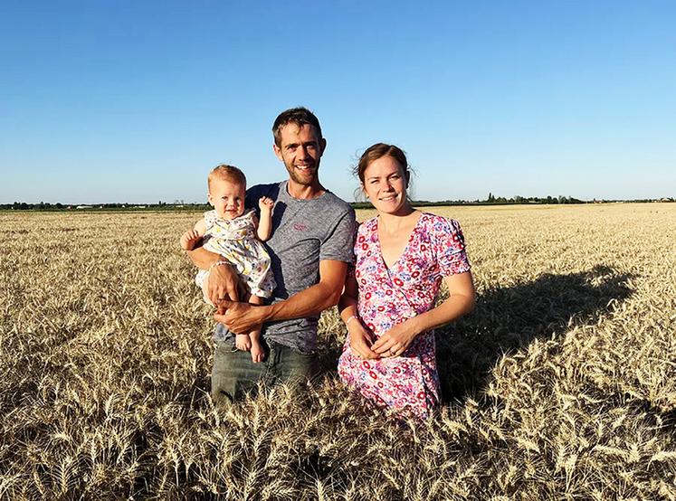 Justine Coppoolse aux côtés de son mari Adrien et de leur fille. 