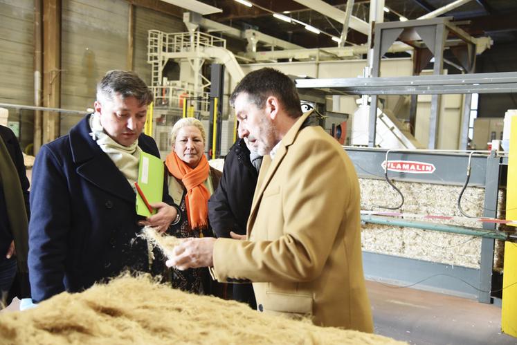 À Prunay-sur-Essonne (Essonne), jeudi 11 janvier. Jean-Raymond Vanier (à d.) fait visiter l'usine Gatichanvre au préfet Bertrand Gaume (à g.).