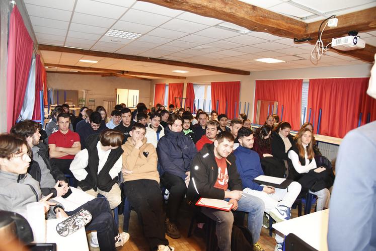 À Magnanville (Yvelines), vendredi 12 janvier. Les élèves du lycée agricole privée Sully écoutent l'intervention de Matthieu Fricou à l'occasion du Forum de l'installation et des métiers.