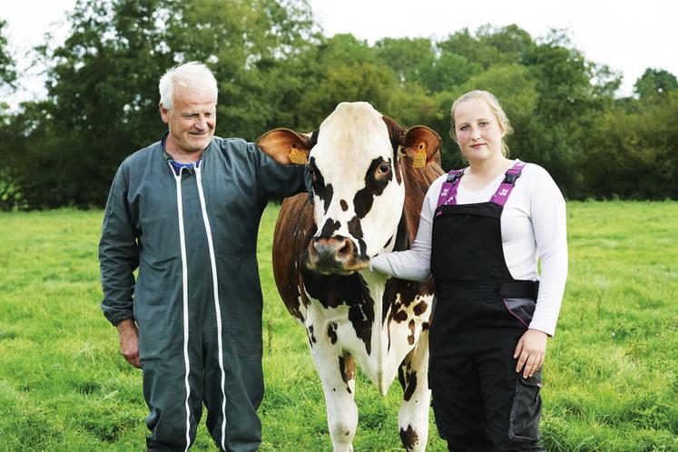 Lucie et François Foucault aux côtés d'Oreillette, leur vache star.