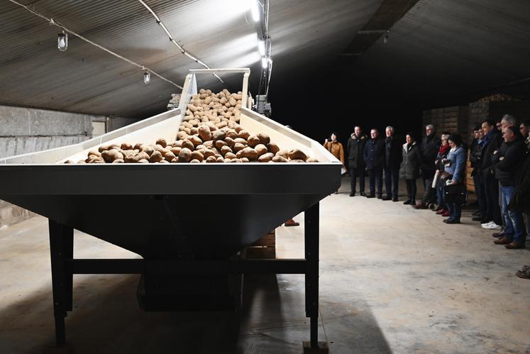 Le 1er décembre, à Tourailles. Dans le cadre de la signature du nouveau CRST* du Pays vendômois, les élus ont visité la nouvelle ligne de conditionnement de l'EARL Libois.