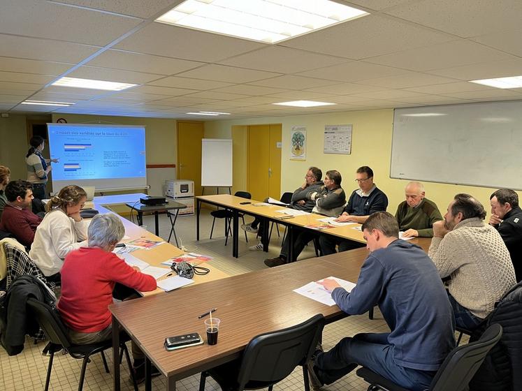 Saint-Pierre-lès-Nemours, vendredi 15 décembre. Les réunions techniques hivernales permettent aux techniciens comme aux exploitants de confronter leur vécu.