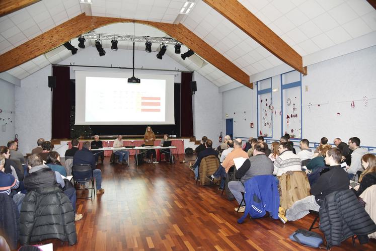 À Gambais (Yvelines), lundi 15 janvier. Les participants écoutent les nouvelles dispositions de la réglementation environnementale.