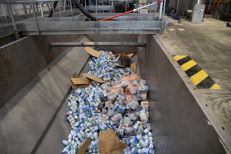 Sur la liste de déconditionnement, les matières inertes (plastique, verre, métal) sont séparées des matières organiques. 