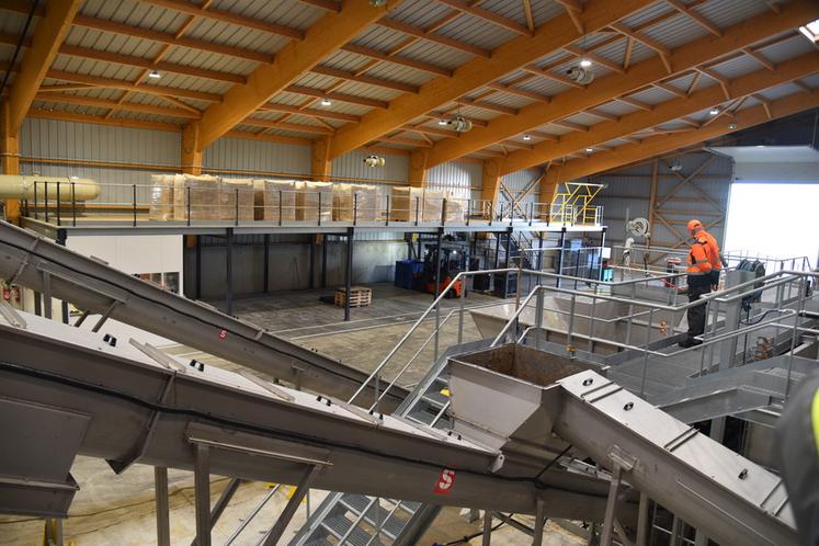 L'usine comprend une ligne de déconditionnement et une unité d'hygiénisation. 