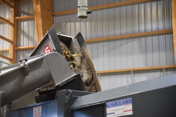 La matière organique se transforme progressivement en soupe. Selon la nature des biodéchets, Normal soupe peut procéder à l'ajout d'une petite quantité d'eau.