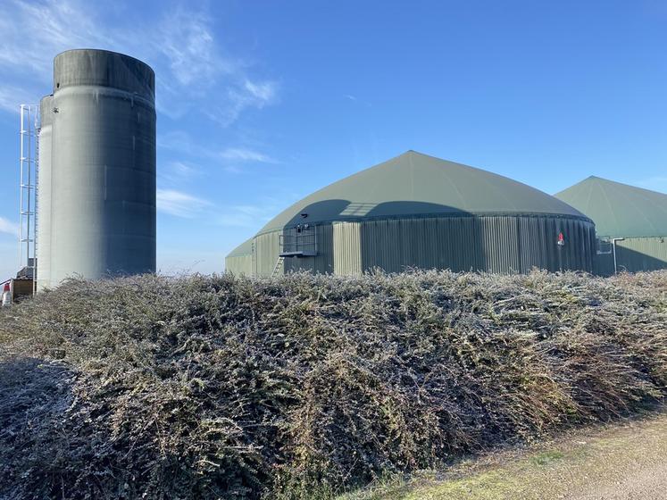 A Noyent-sur-Seine, le méthanier Bassée biogaz est alimenté en biodéchets stockés dans les deux cuves cylindriques.