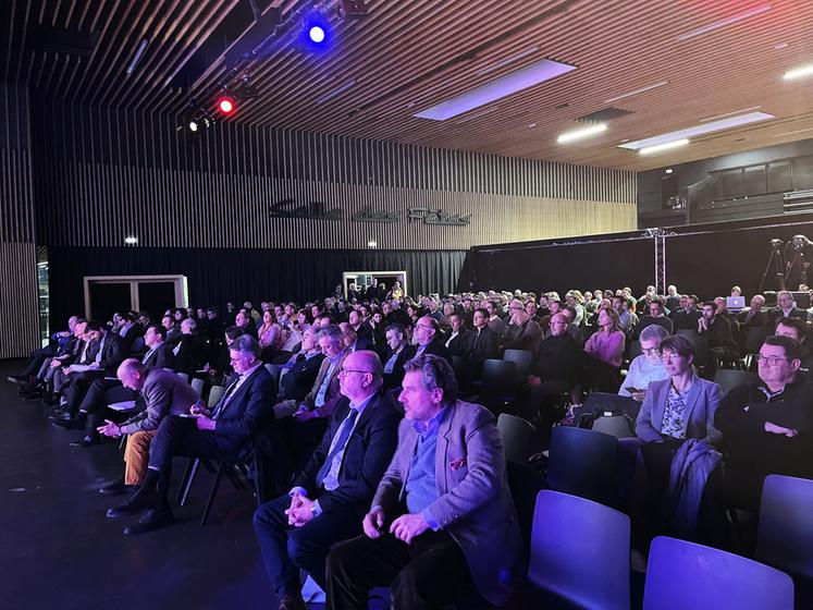 Une salle attentive.