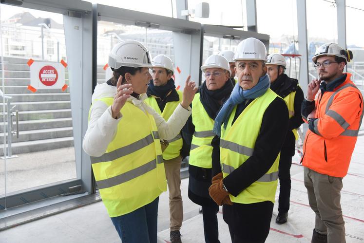 Le 16 janvier, à Chartres. Le préfet, Hervé Jonathan (au c.), a découvert les arcanes de la salle du Colisée qui ouvrira en avril.