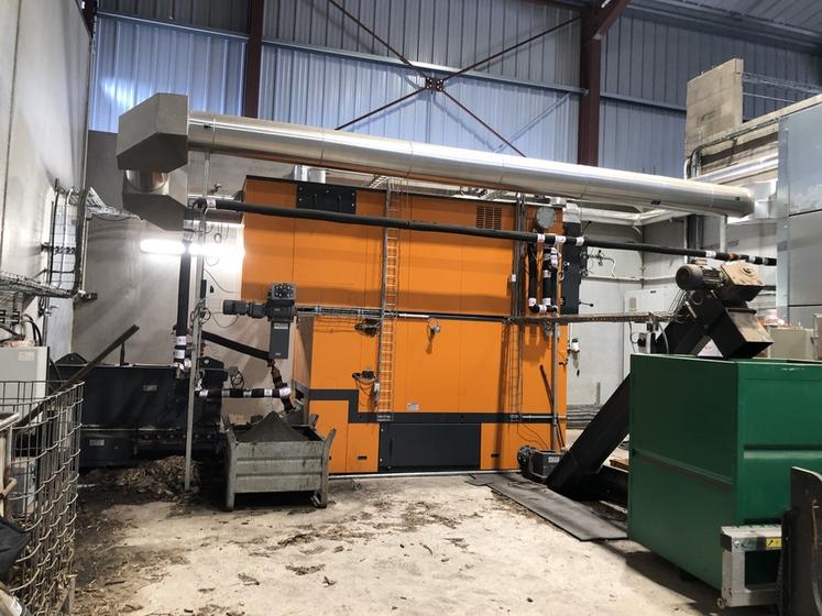 La chaudière Schmid de 500 kW a été mise en route en septembre 2022, en même temps que la fromagerie.