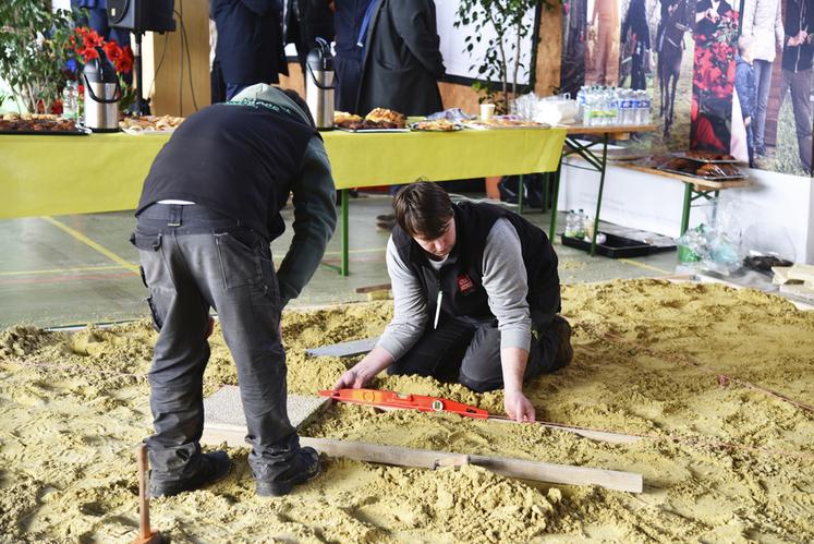 Un formateur jardinier-paysagiste en pleine démonstration.