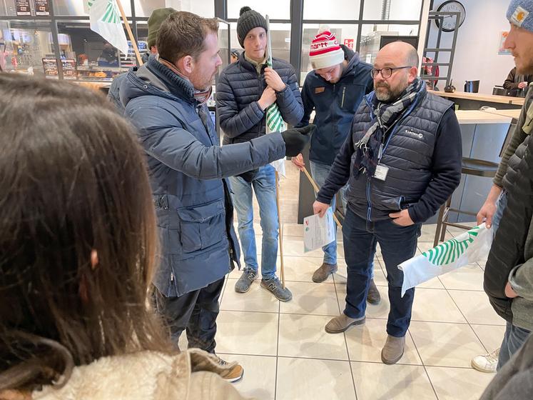 Le 19 janvier, à Margon. À l'issue de l'opération de stickage des produits du fabricant Lactalis, les directeurs de magasin (comme ici celui du Centre Leclerc, Ludovic Duluard, à d.) ont écouté les doléances des éleveurs.