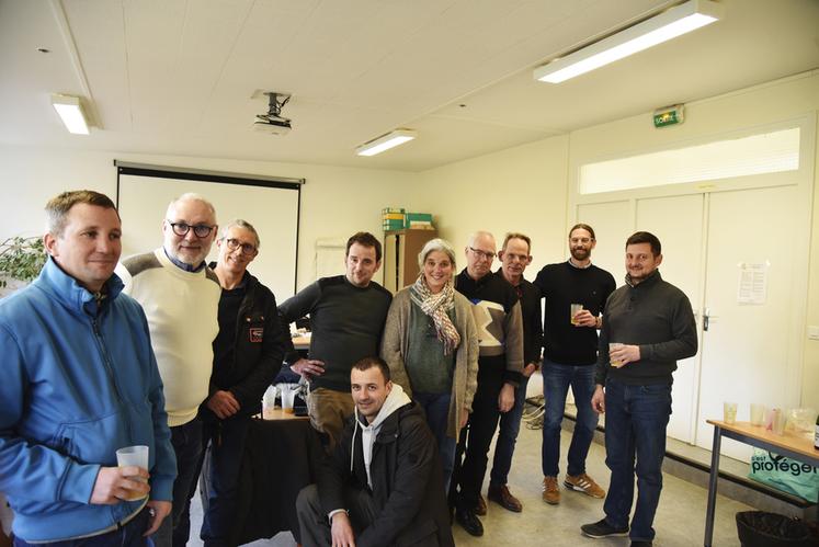 Vendredi 19 janvier, à Saint-Arnoult (Yvelines). Les exploitants bio partagent une galette à l'occasion d'un rendez-vous technique organisé par la Chambre.