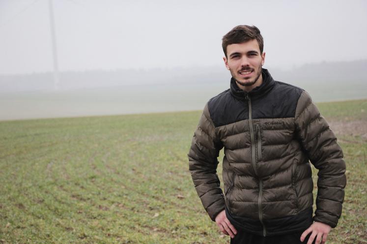 « J’ai cette parcelle dans des terres moins bonnes, très, voire trop riches en argile, hydromorphes, difficilement accessibles pour les semis de printemps. Je me demandais comment la valoriser », argumente Valentin Guibert, qui projette d’y installer un parc agrivoltaïque.