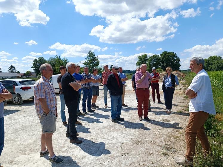 Hervé Foulloy (à g.) a planté 4 hectares de miscanthus pour valoriser une parcelle difficile.