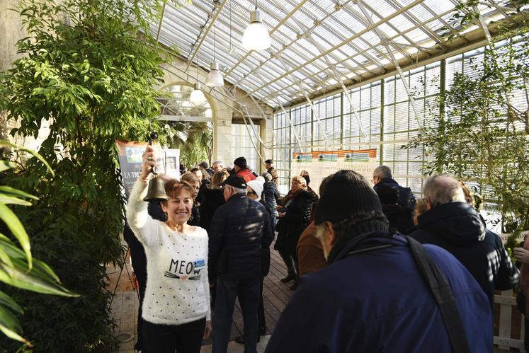 Comme le veut la tradition périgourdine, Marie-Christine Ligouis sonne la cloche pour lancer le début du marché et ainsi accueillir les premiers visiteurs attendant devant les portes.