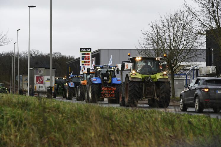 Après près de deux heures de route pour certains, les 150 engins se sont rassemblés sur le parking arrière du centre commercial de Chécy.