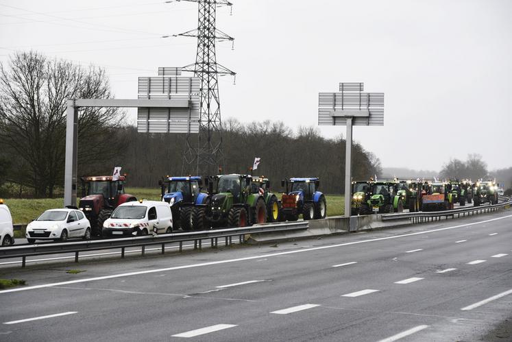 Ralentissant grandement la circulation, les convois de tracteurs étaient soutenus et salués par la plupart des automobilistes et des routiers. 