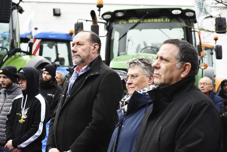 Des élus locaux, comme Marc Gaudet, président du Département et agriculteur, et, à ses côtés, Marianne Dubois et Jean-Luc Riglet, ont fait le déplacement pour soutenir cette manifestation.