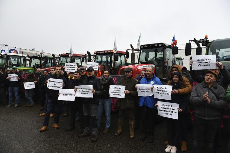 Venus en nombre, les agriculteurs affichaient clairement leurs sujets de mécontentement : surenchère fiscale, concurrence déloyale, changement des règles en cours...