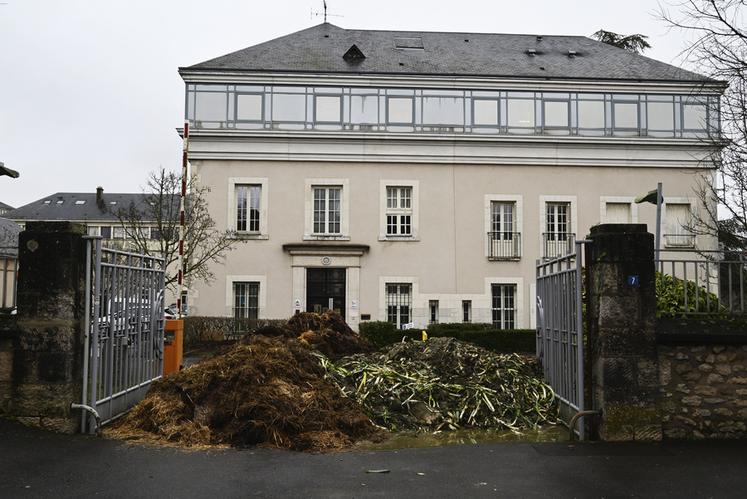 Devant les locaux de l'OFB, les manifestants ont déversé du lisier et des déchets verts afin de protester contre les contrôles jugés « excessifs » par certains agents de l'office. 