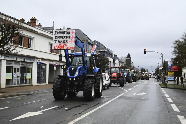 À Blois, les 100 tracteurs ainsi que les quelque 200 agriculteurs présents lors de la manifestation ont remonté l'avenue Maunoury lors d'une opération escargot. 