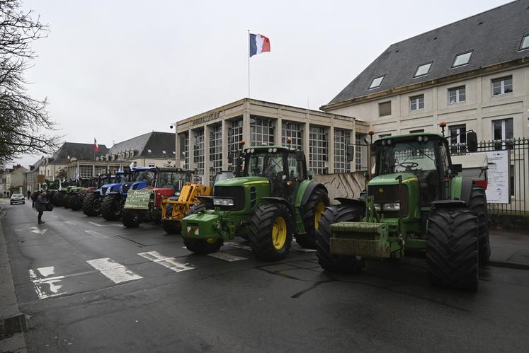 Une centaine de tracteurs venus de tout le département étaient garés devant la préfecture et le conseil départemental, à Blois, en signe de protestation. 