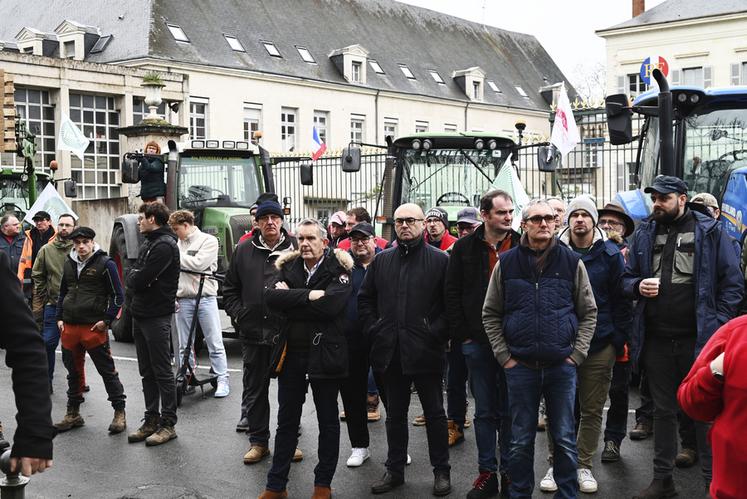 Lors du rassemblement devant la préfecture à Blois, une minute de silence a été observée en mémoire de l'agricultrice et sa fille décédées lors de leur participation à un barrage en Ariège (lire en page 15).