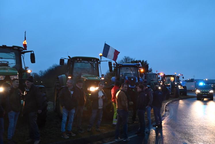 Tôt le matin, au rond-point du supermarché Cora, plus d'une cinquantaine de tracteurs ont répondu à l'appel à mobilisation lancé par la FNSEA et JA 41 pour prendre la route vers la préfecture de Blois. 