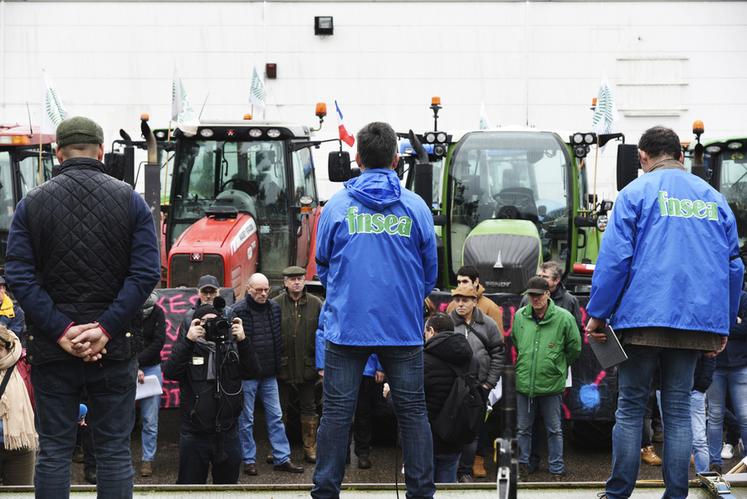 Une fois rassemblés, les agriculteurs ont observé une minute de silence en hommage à l'agricultrice et sa fille décédées mardi 23 janvier en Ariège (voir en page 15).