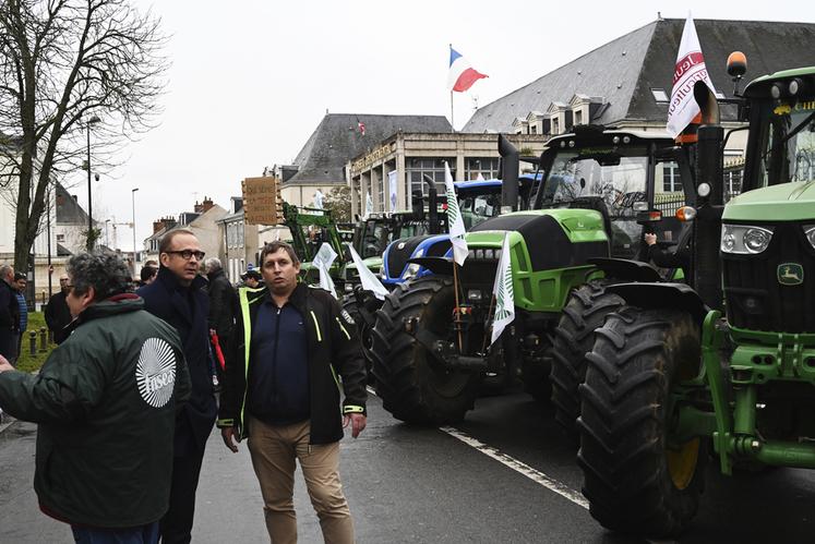 Xavier Pelletier, préfet de Loir-et-Cher, est venu à la rencontre des agriculteurs et des représentants du monde agricole loir-et-chérien.