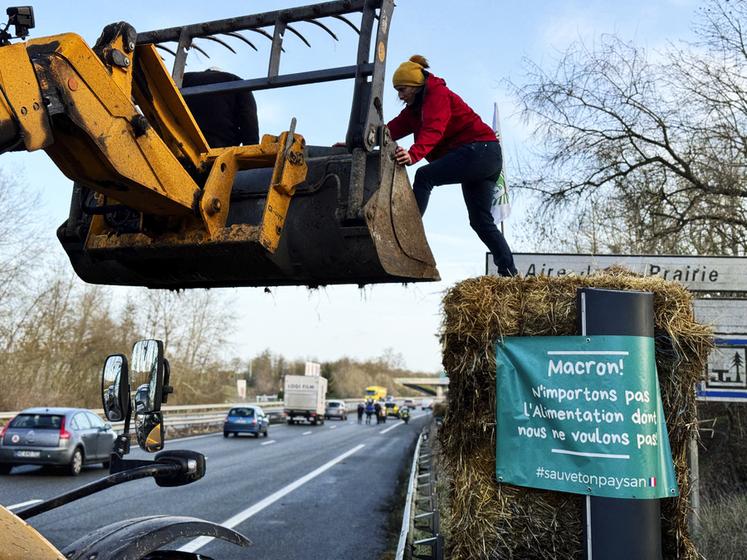 Le syndicat agricole d’Houdan a organisé une action syndicale mercredi 24 janvier à 8 h 30. De la paille a été installée sur les radars, des banderoles ont été déployées.