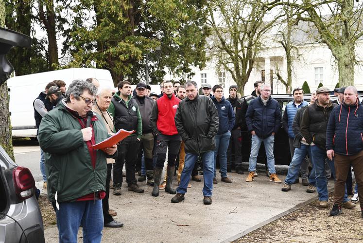 François-Xavier Rone, président de la FNSEA 41, a pris la parole devant les 200 agriculteurs ayant répondu à l'appel à mobilisation.