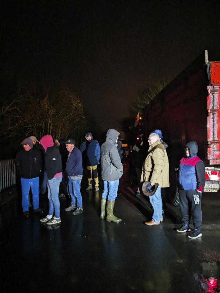 Des agriculteurs avaient rendez-vous tôt le matin du 24 janvier à Villiers-le-Sec (Val-d'Oise) pour manifester. Des adhérents de la FDSEA et des JA locaux ont déversé du fumier et des déchets à côté d'un radar, et déroulé des banderoles.