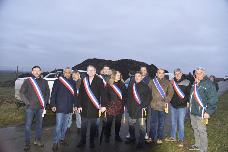 Jeudi 25 janvier, à Vigny (Val-d'Oise). Les élus des collectivités locales sont venus soutenir les agriculteurs du Vexin.